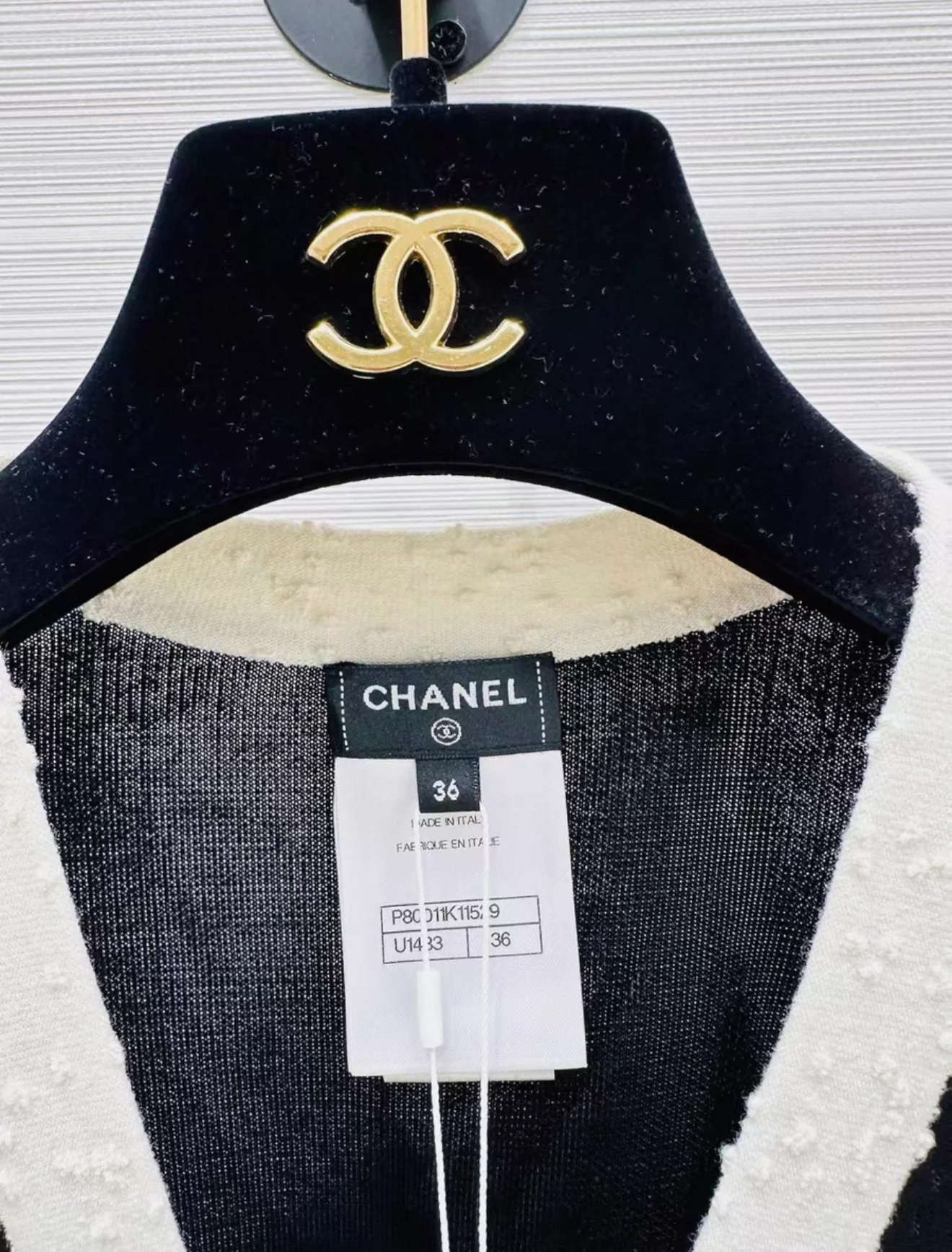 Chanel 25A black & white cardigan - Image 3
