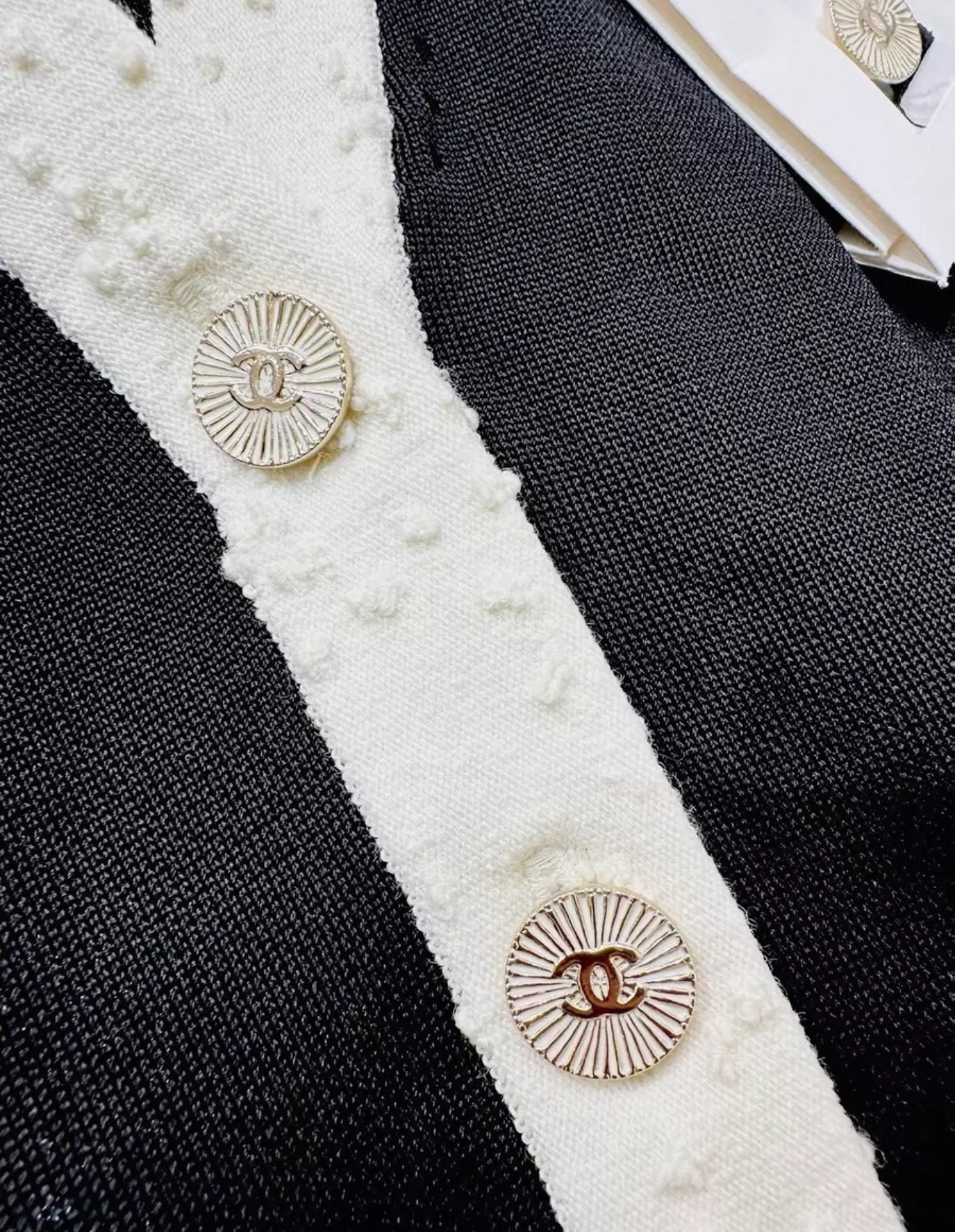 Chanel 25A black & white cardigan - Image 4