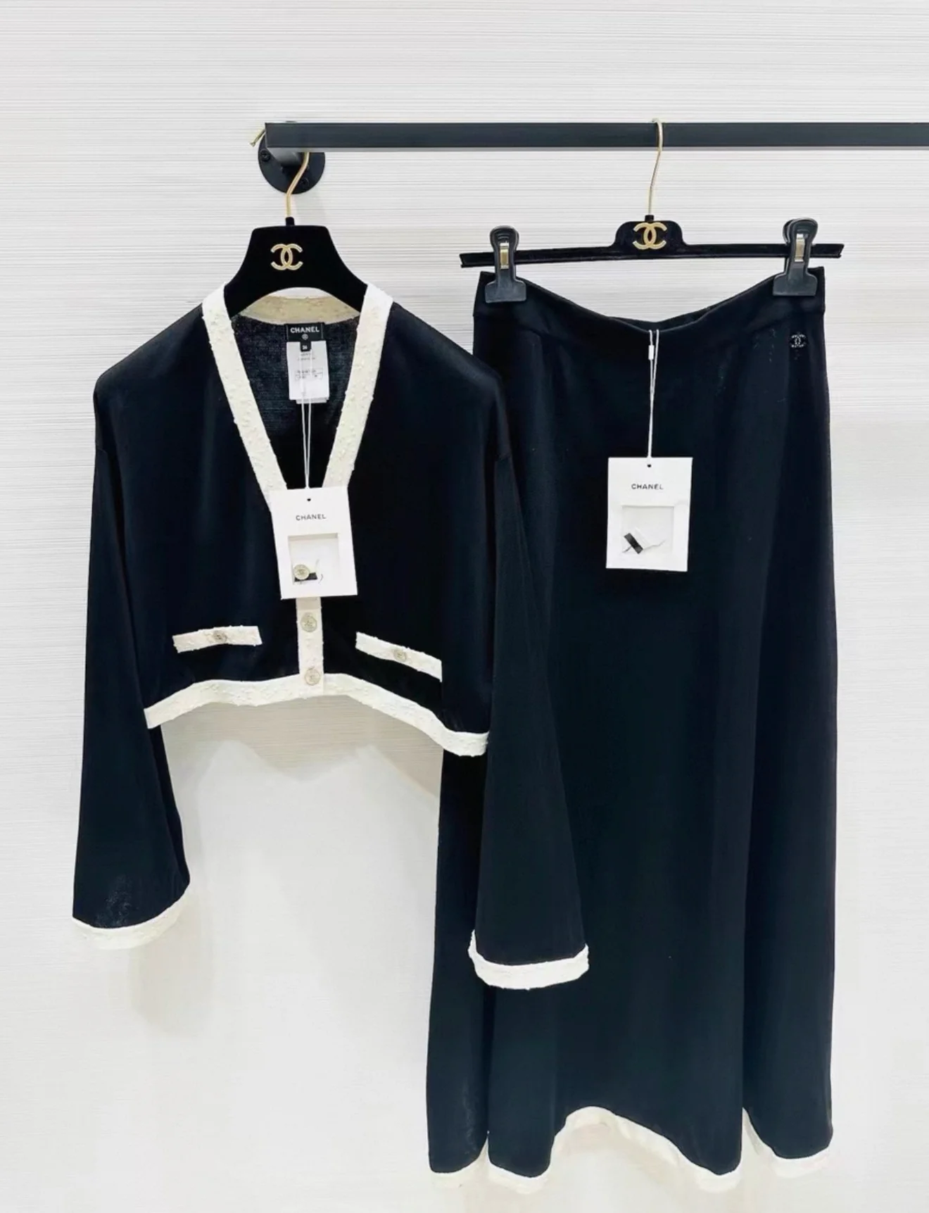 Chanel 25A black & white skirt