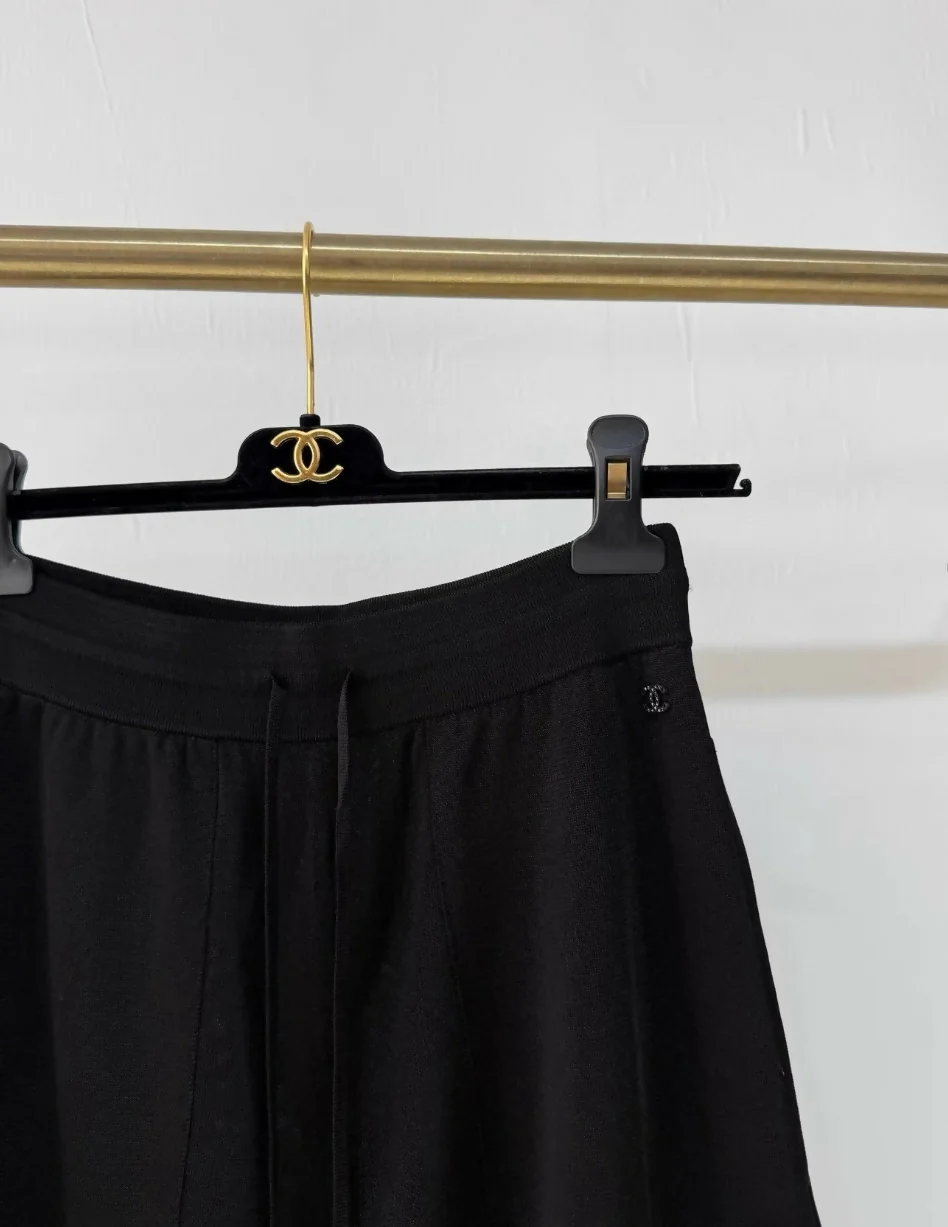 Chanel 25A black wide-leg trousers with white trim - Image 2