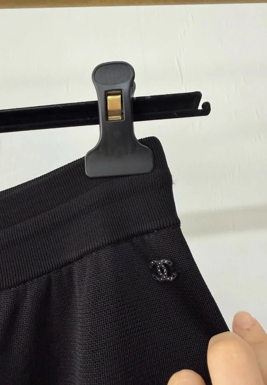 Chanel 25A black wide-leg trousers with white trim - Image 3