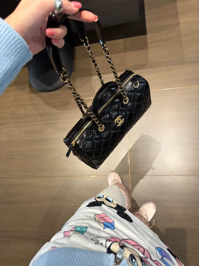 Chanel 25A leather large tote - Image 2