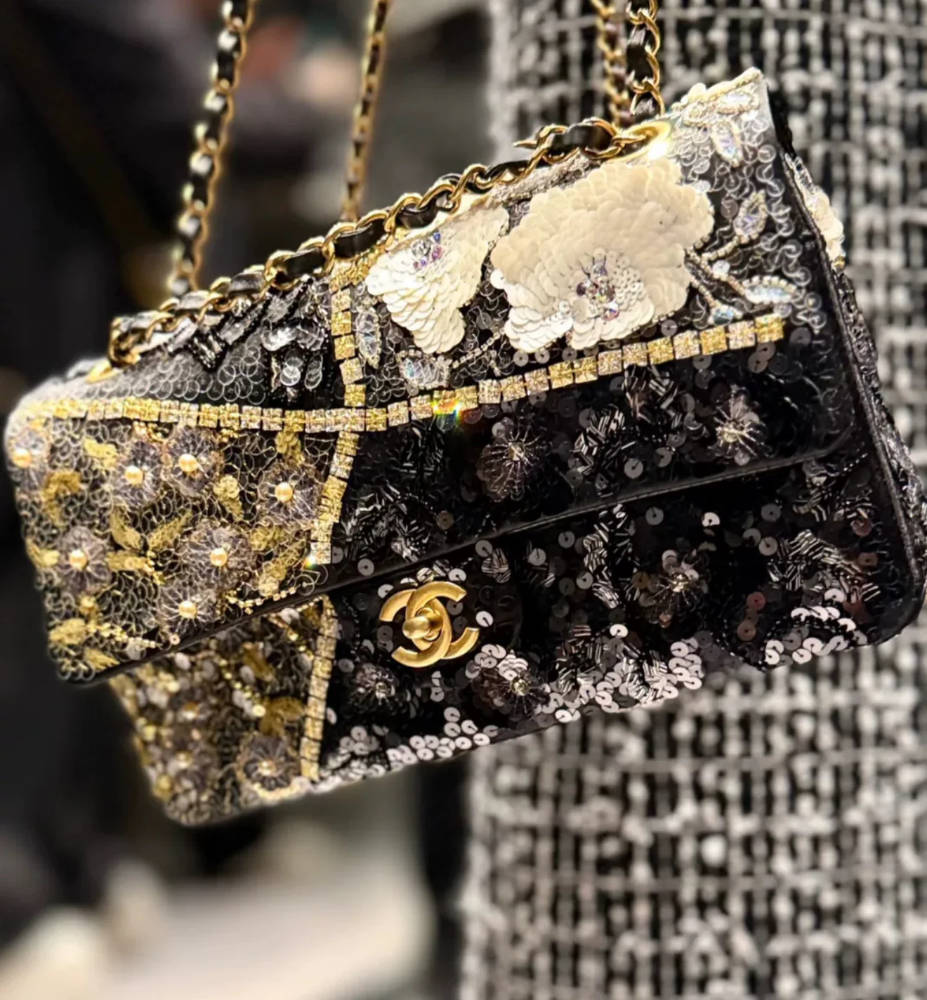 Chanel 25A Embroidered, Sequins & Gold-Tone Metal flap bag - Image 2