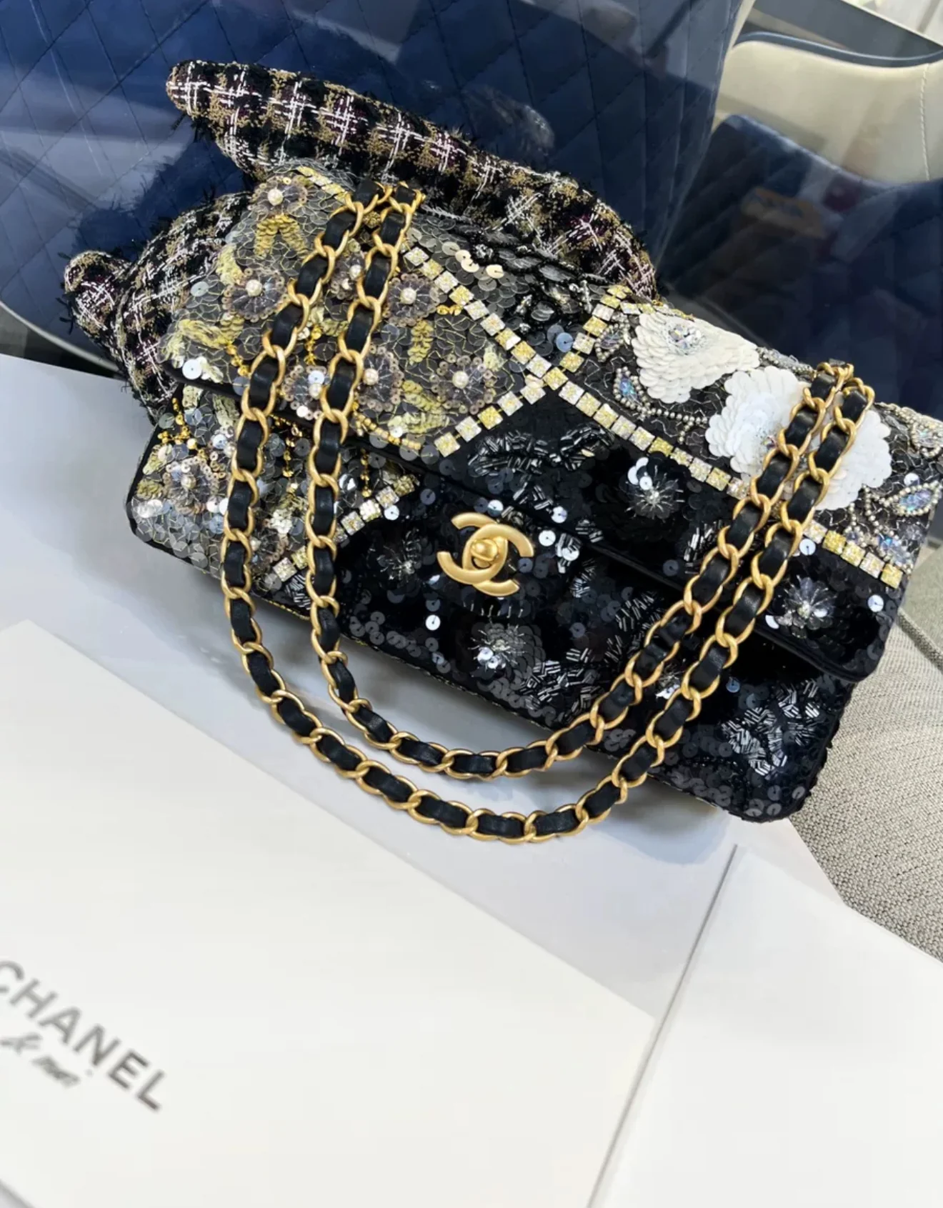 Chanel 25A Embroidered, Sequins & Gold-Tone Metal flap bag - Image 3
