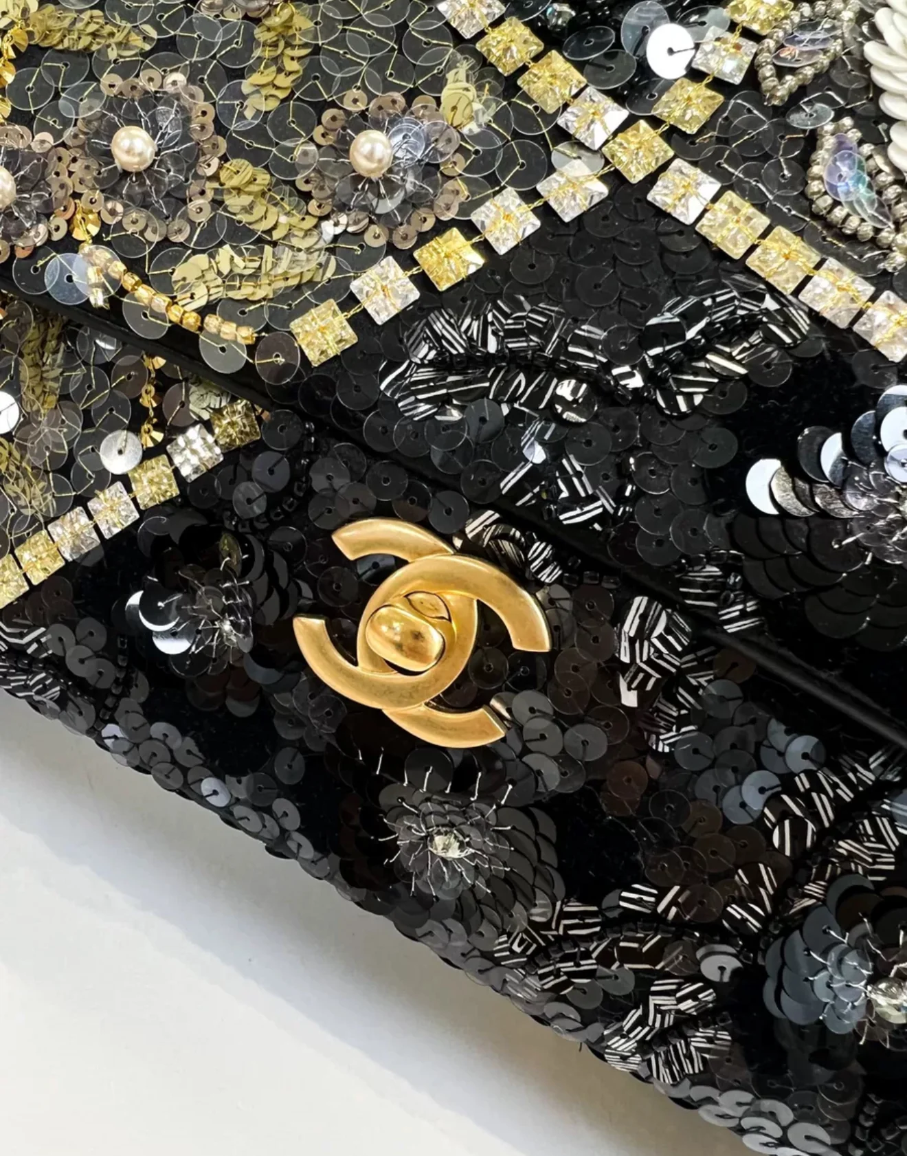 Chanel 25A Embroidered, Sequins & Gold-Tone Metal flap bag - Image 4