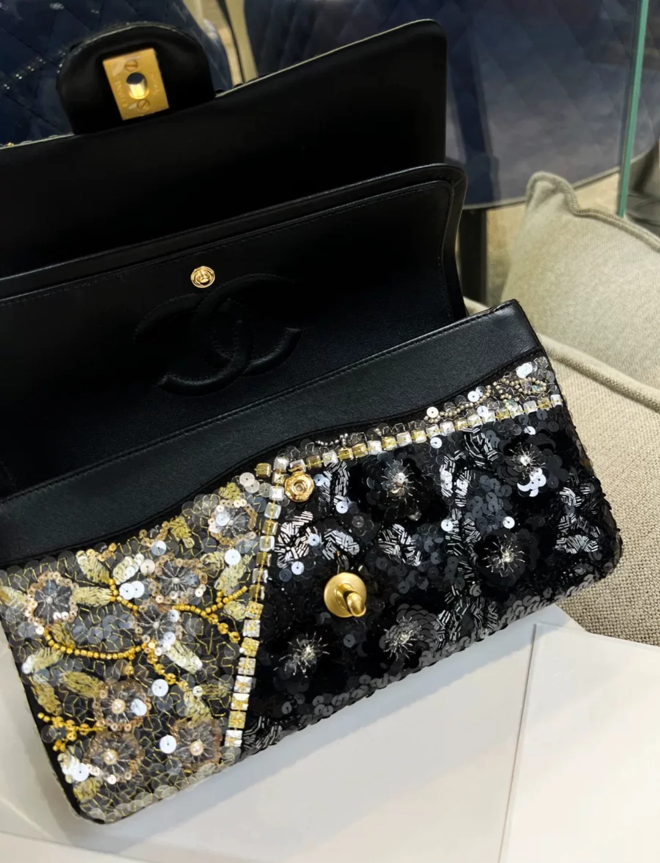 Chanel 25A Embroidered, Sequins & Gold-Tone Metal flap bag - Image 5