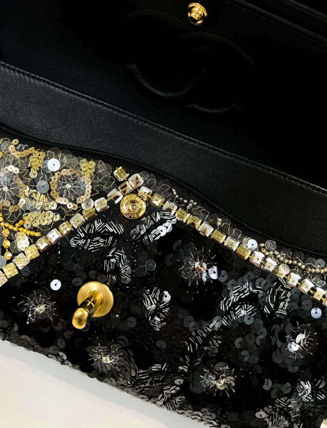 Chanel 25A Embroidered, Sequins & Gold-Tone Metal flap bag - Image 6