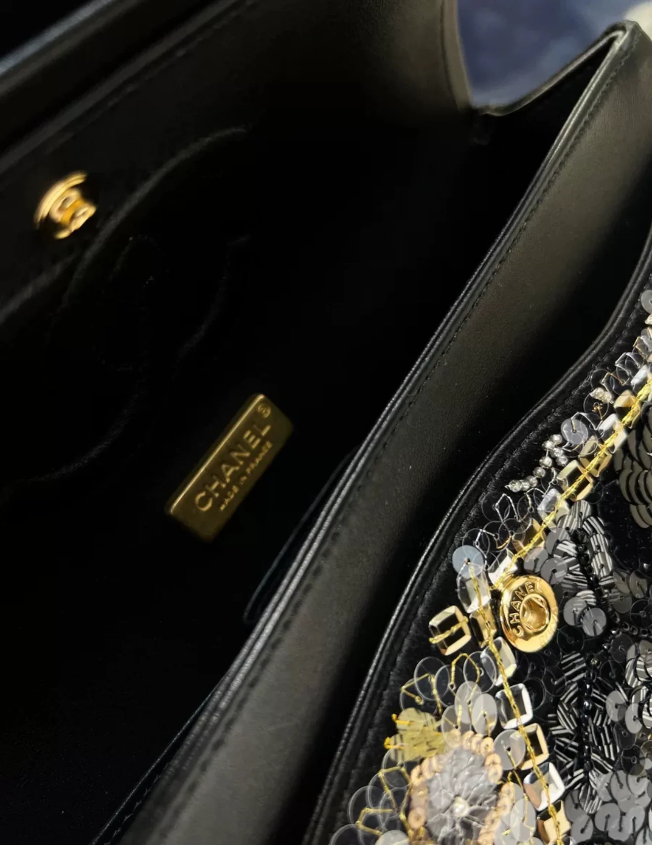 Chanel 25A Embroidered, Sequins & Gold-Tone Metal flap bag - Image 7