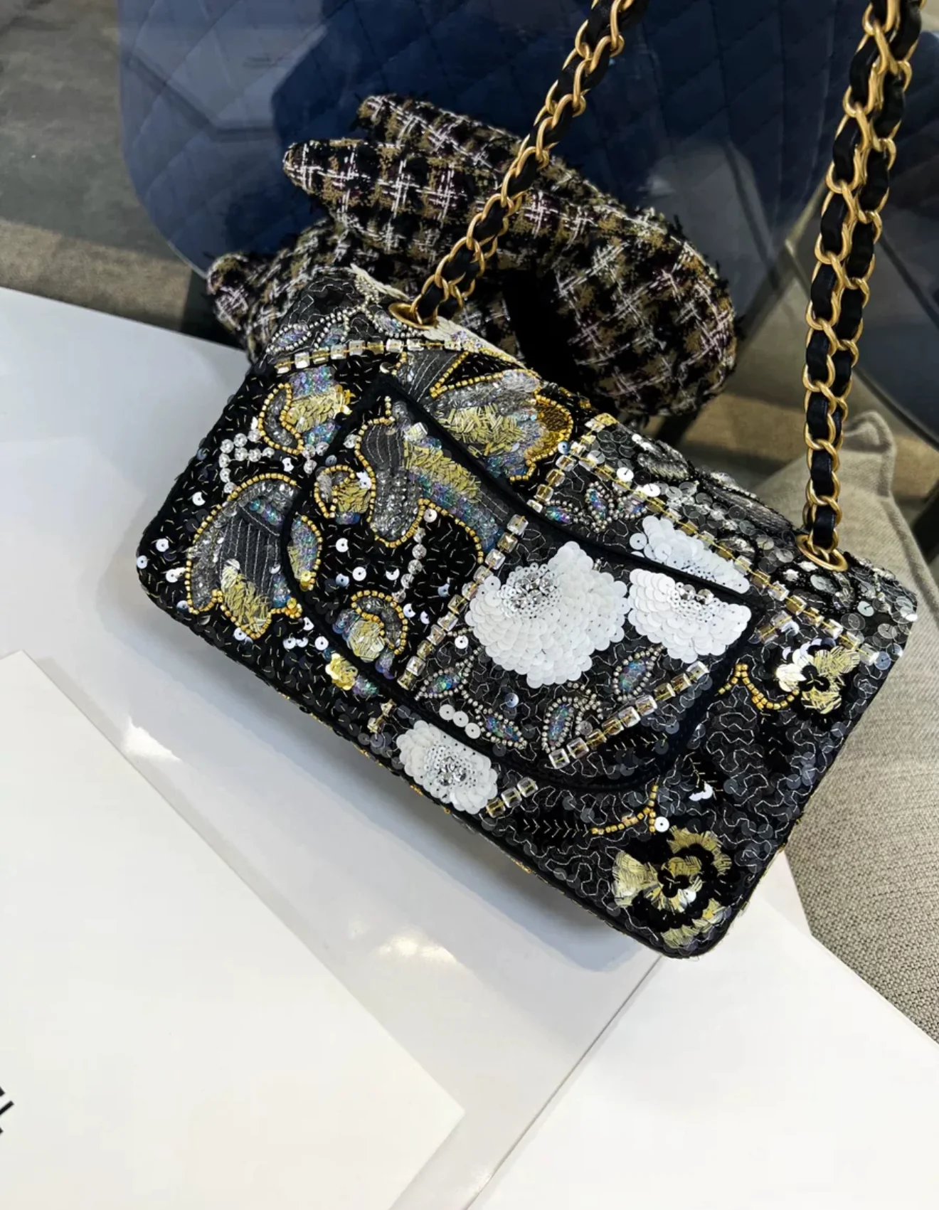 Chanel 25A Embroidered, Sequins & Gold-Tone Metal flap bag - Image 8