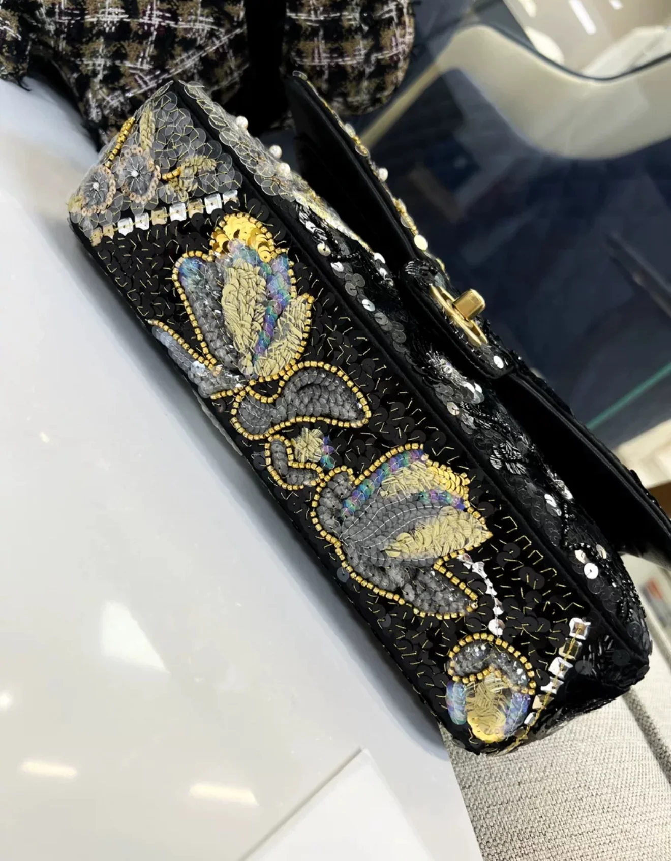Chanel 25A Embroidered, Sequins & Gold-Tone Metal flap bag - Image 9