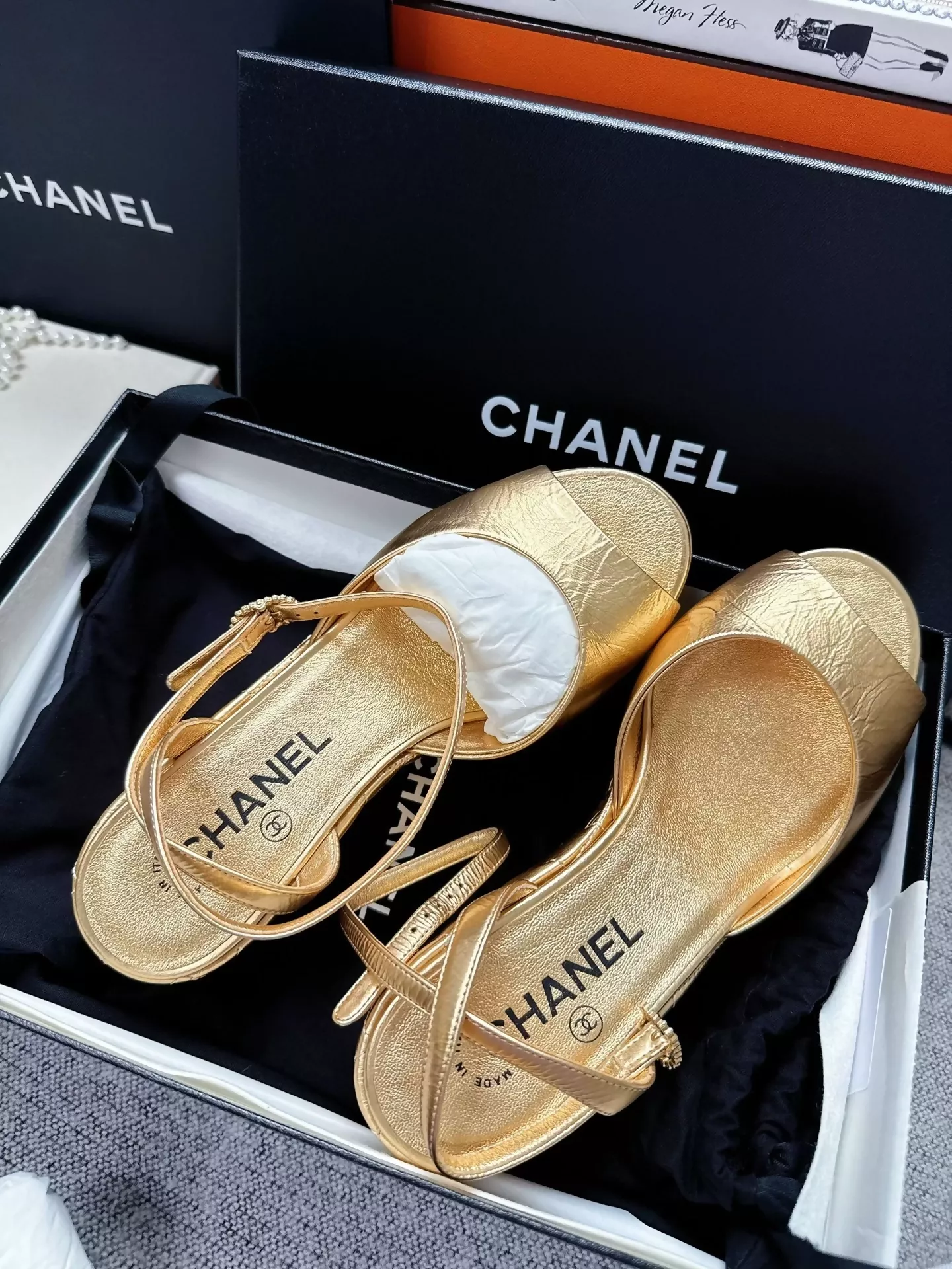 Chanel 25A gold-tone Mary Jane sandals with diamond pattern - Image 2