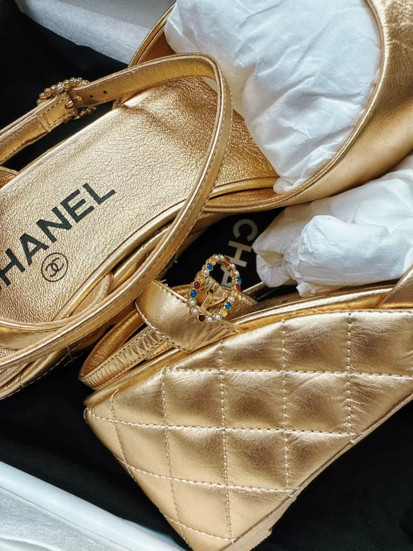 Chanel 25A gold-tone Mary Jane sandals with diamond pattern - Image 3