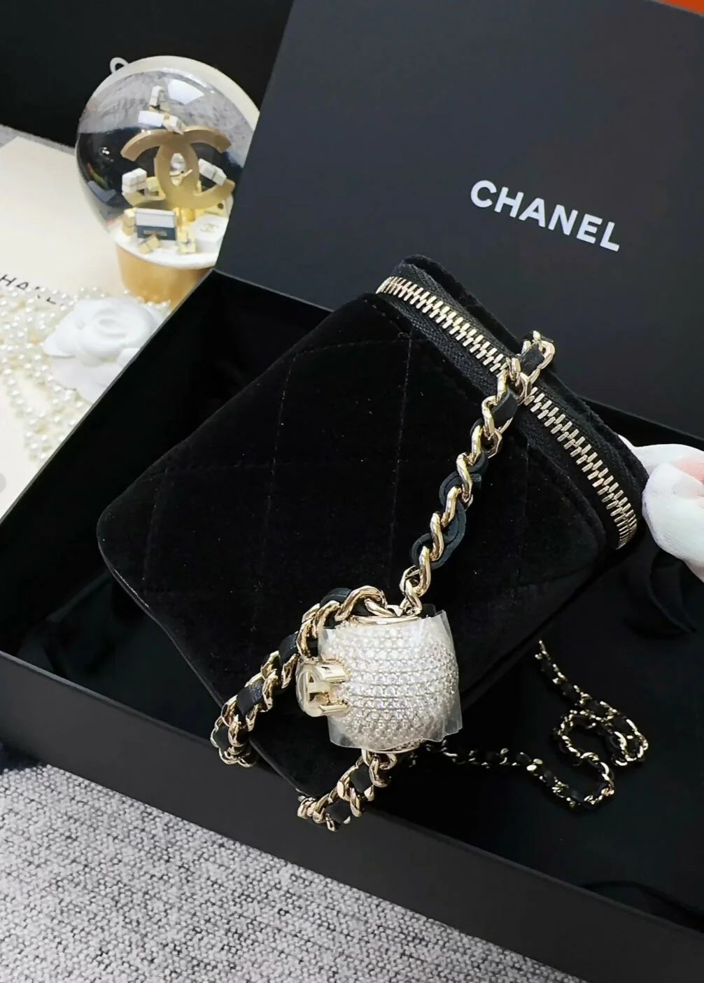 Chanel 25A Black Velvet Vanity case bag - Image 3