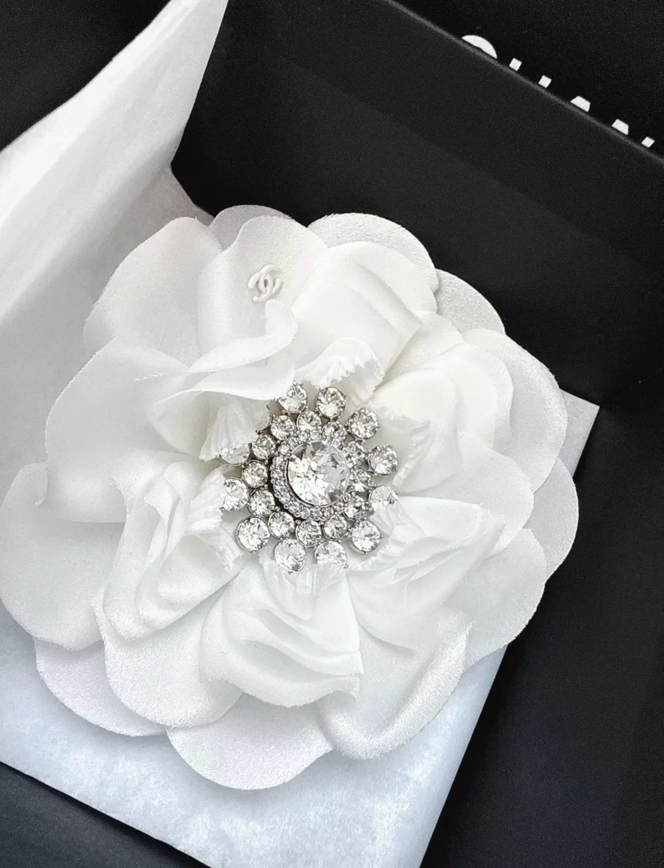 Chanel 25a Haute Couture white silk camellia brooch - Image 2