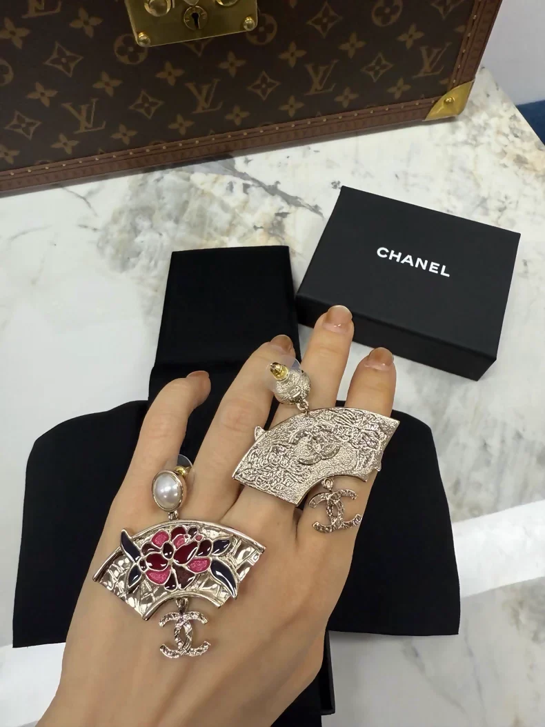 Chanel 25A Métiers d'Art Pearl Camellia Petal Glass Fan with Double C Pendant and Rhinestone Earrings - Image 2