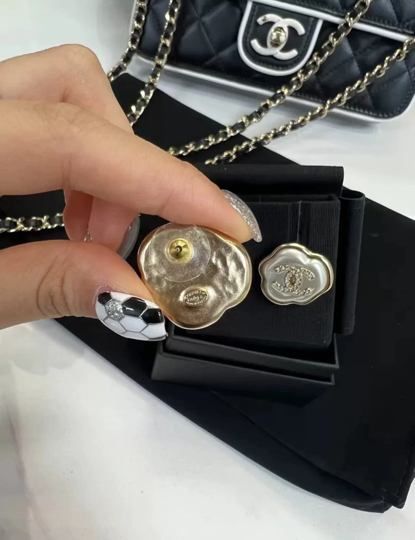Chanel 25A mother-of-pearl cloud earrings - Image 2