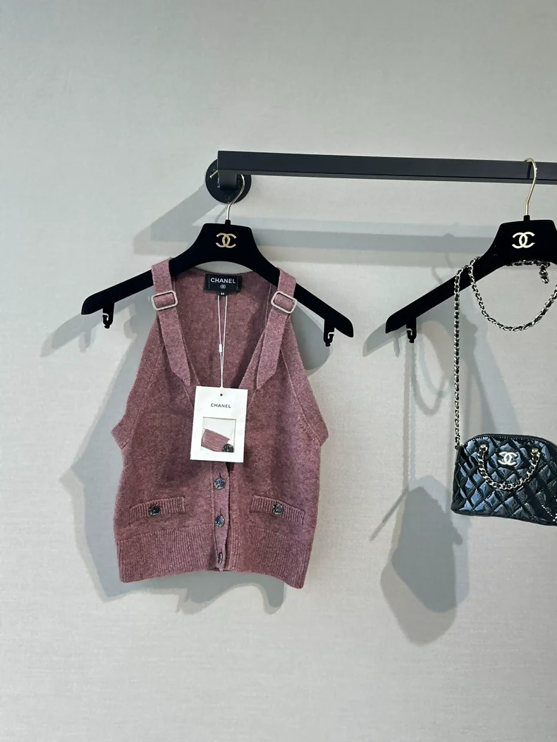 Chanel 25A V-neck brick red knitted vest