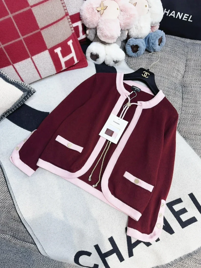 Chanel 25A burgundy and pink cashmere cardigan - Image 3