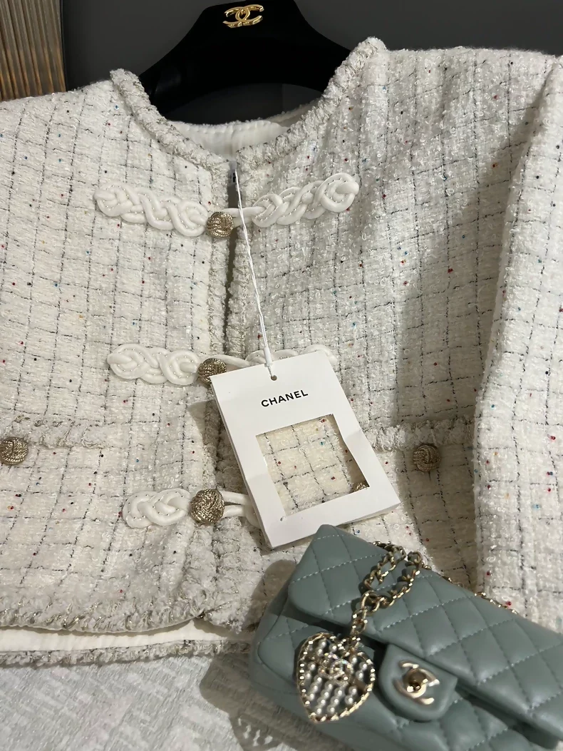 Chanel 25A ecru tweed jacket - Image 2