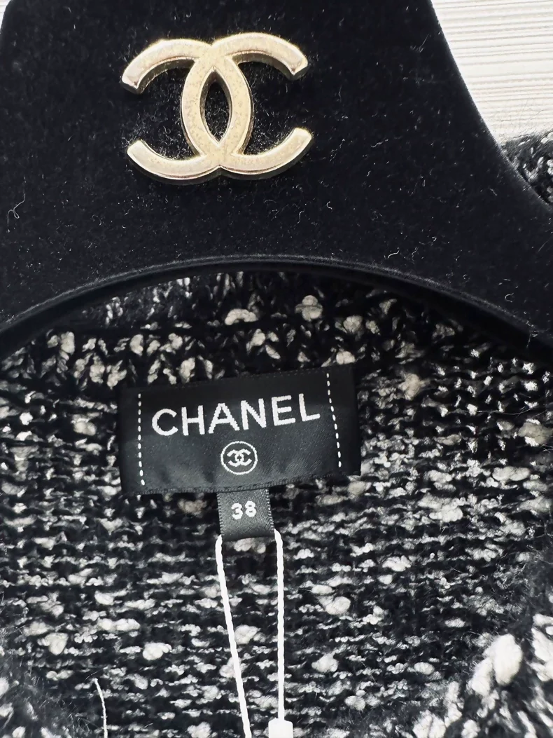 Chanel 25B black and white tweed cardigan and skirt set - Image 2