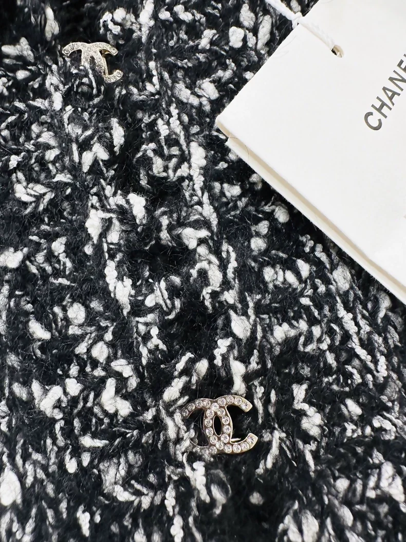 Chanel 25B black and white tweed cardigan and skirt set - Image 3