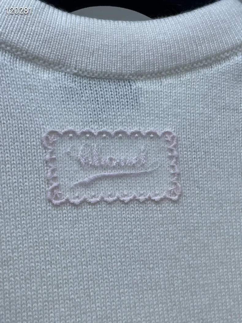 Chanel 25B ecru Cardigan - Image 3