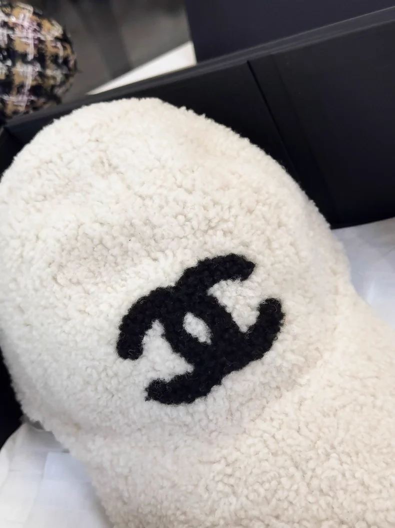 Chanel 25b off-white and black double C logo shearling baseball cap - Image 2