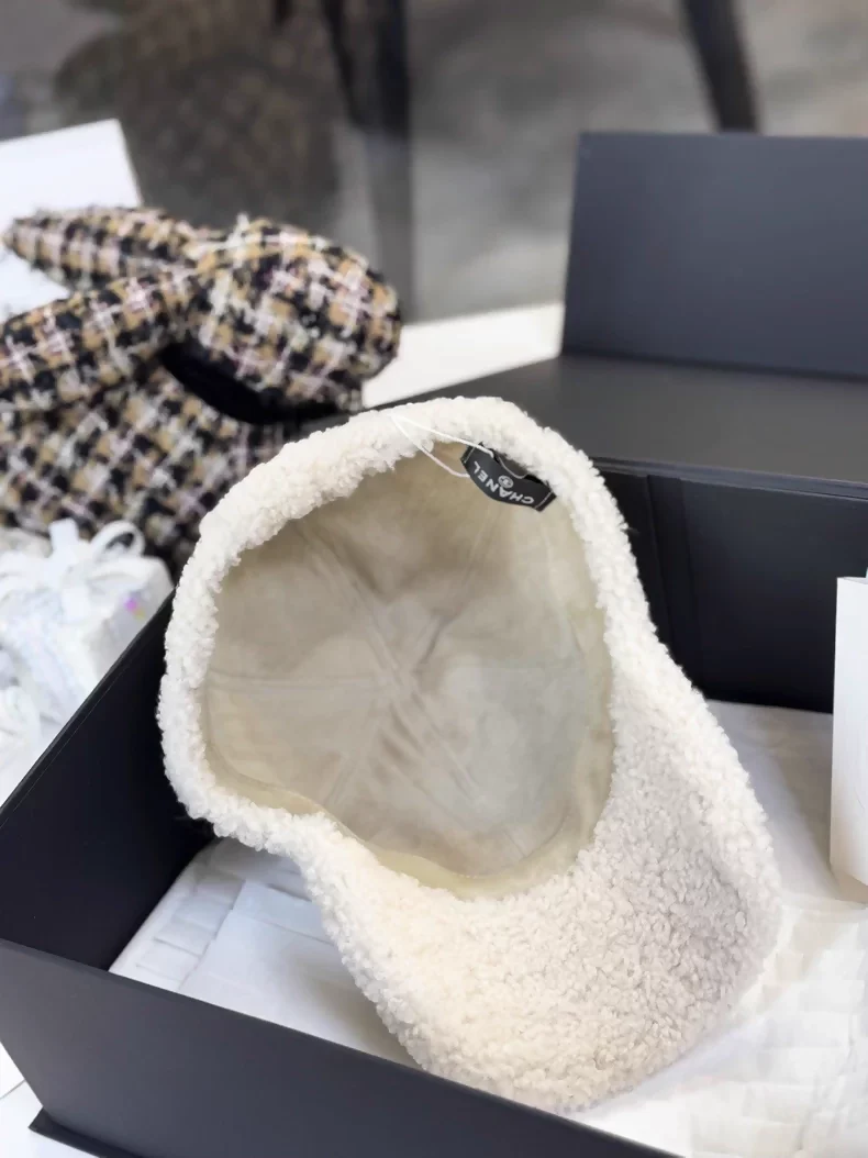 Chanel 25b off-white and black double C logo shearling baseball cap - Image 3