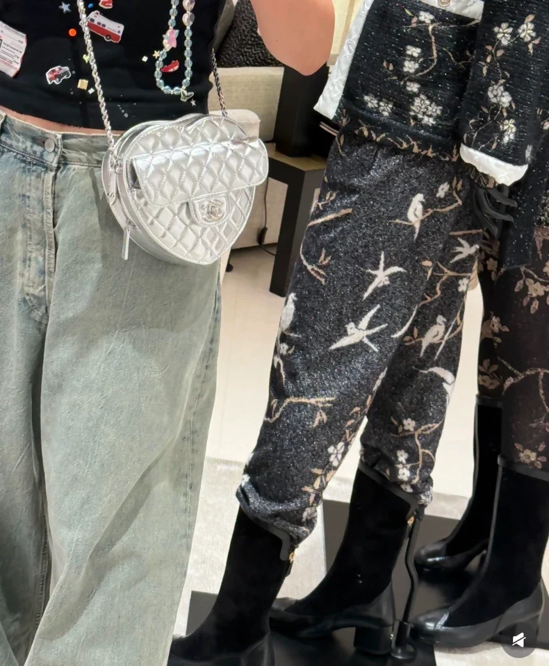 Chanel 25b silver metallicheart-shaped bag - Image 2