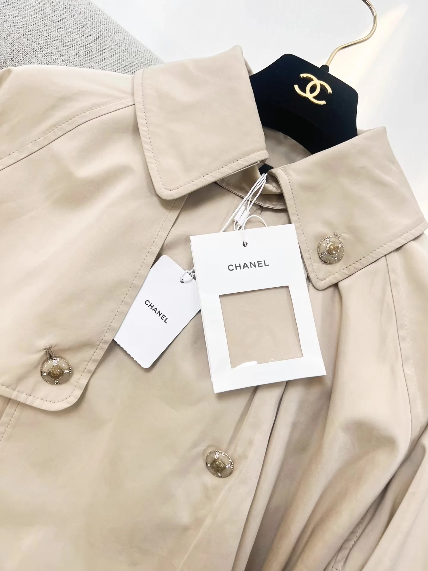 Chanel 25B trench coat with CC logo print - Image 5