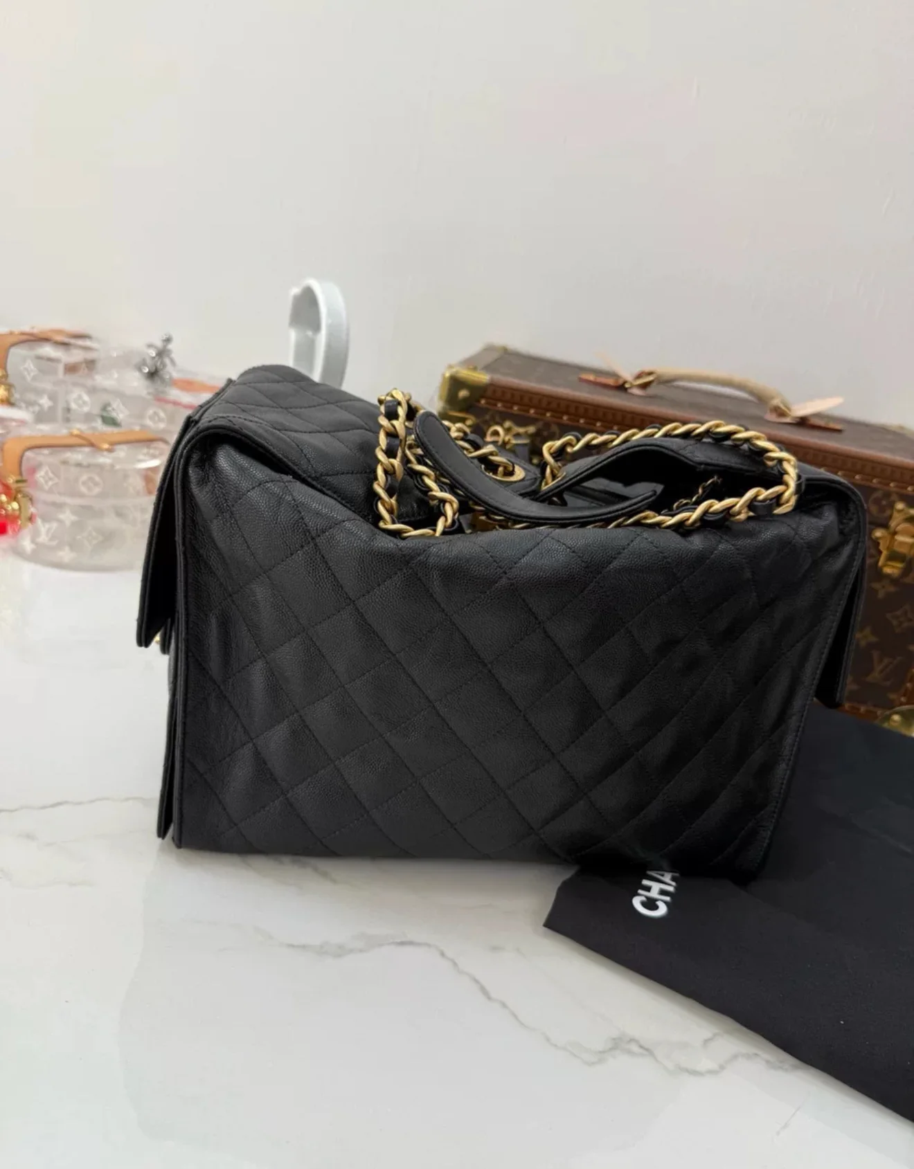 Chanel 25 hobo bag Black Leather Gold hardware - Image 2