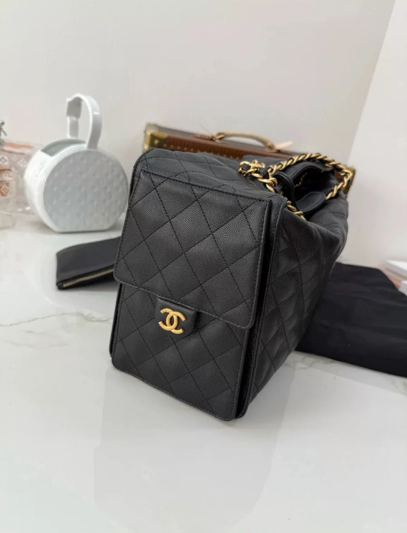 Chanel 25 hobo bag Black Leather Gold hardware - Image 3