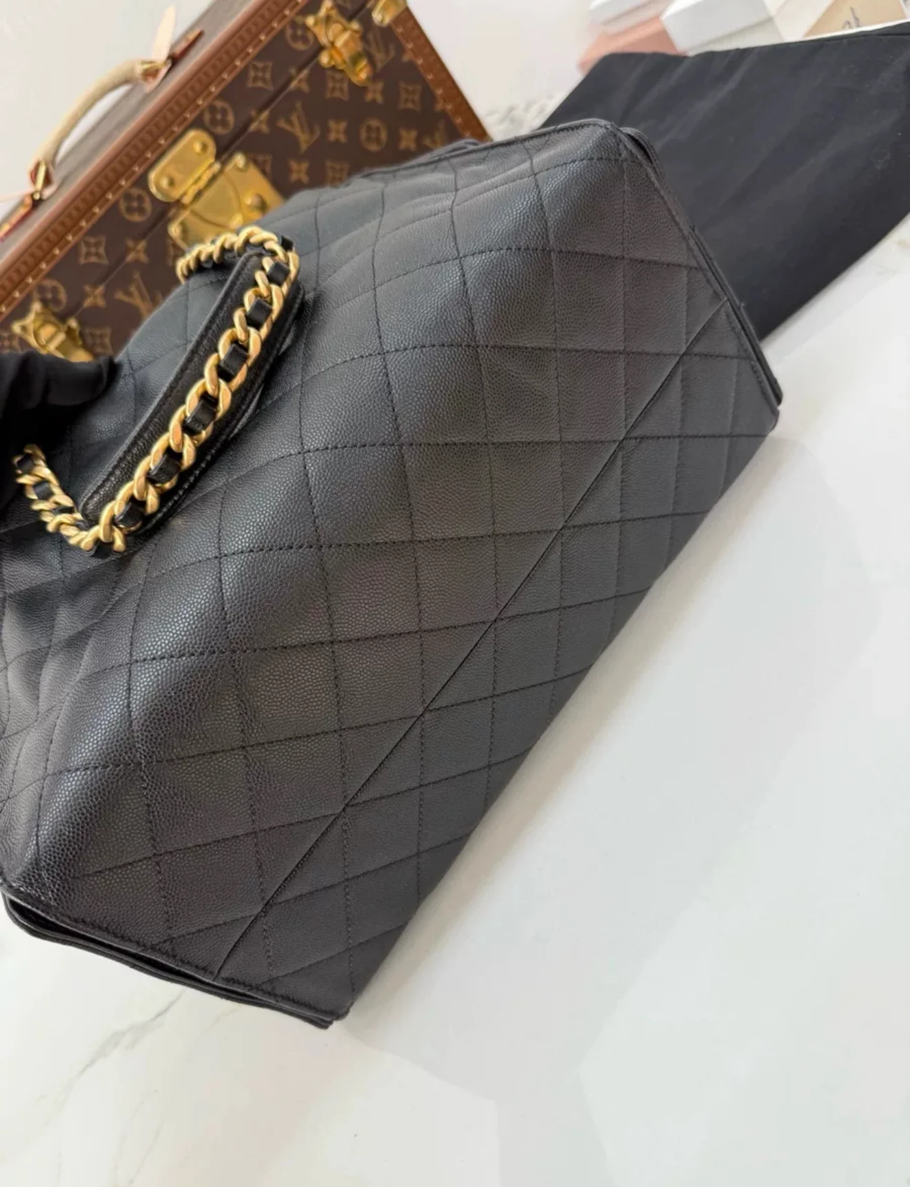 Chanel 25 hobo bag Black Leather Gold hardware - Image 4
