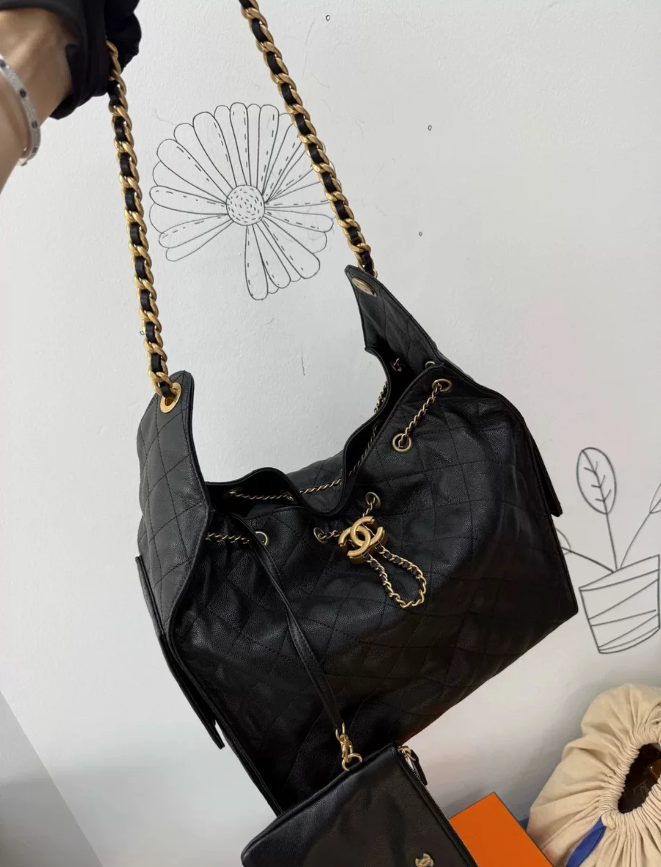 Chanel 25 hobo bag Black Leather Gold hardware - Image 5