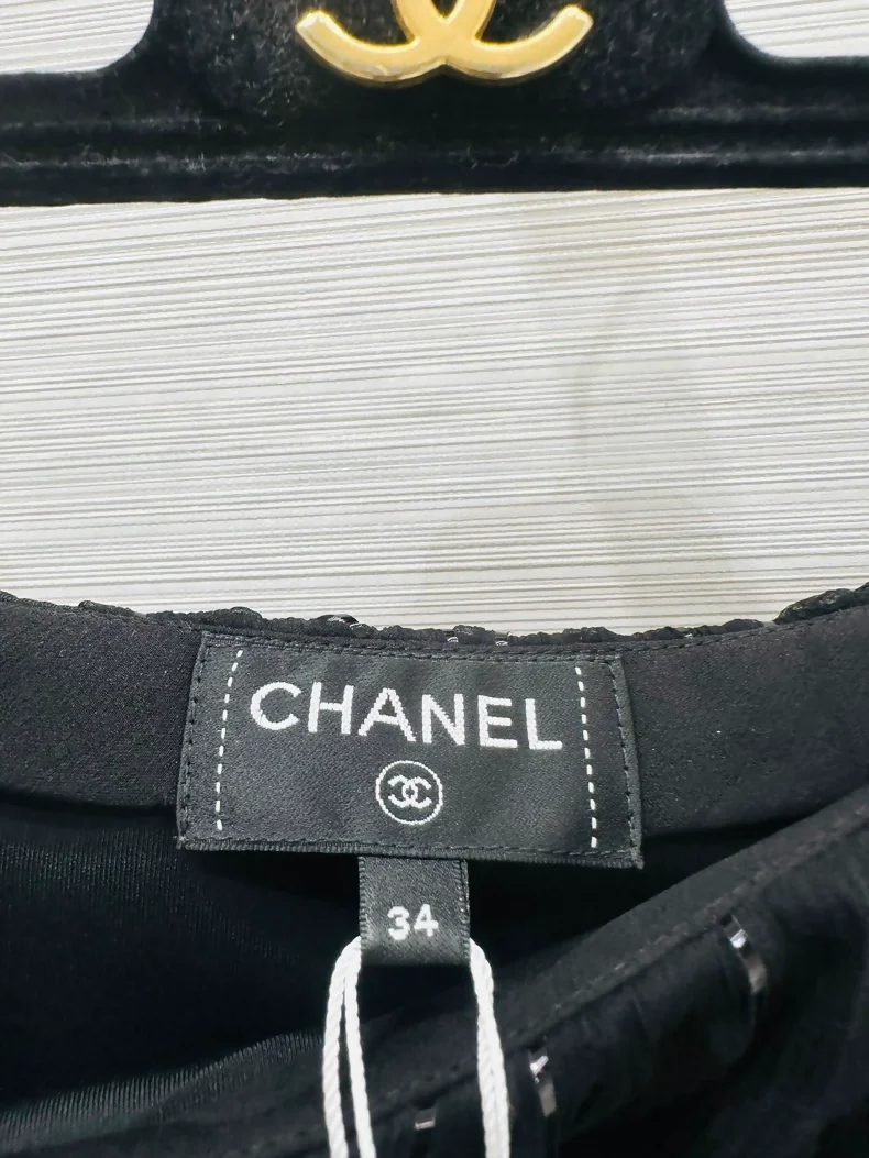 Chanel 25C black silk skirt - Image 2