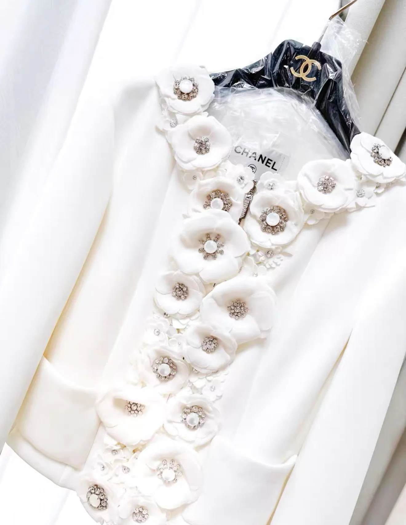 Chanel 25C White flower jacket - Image 2