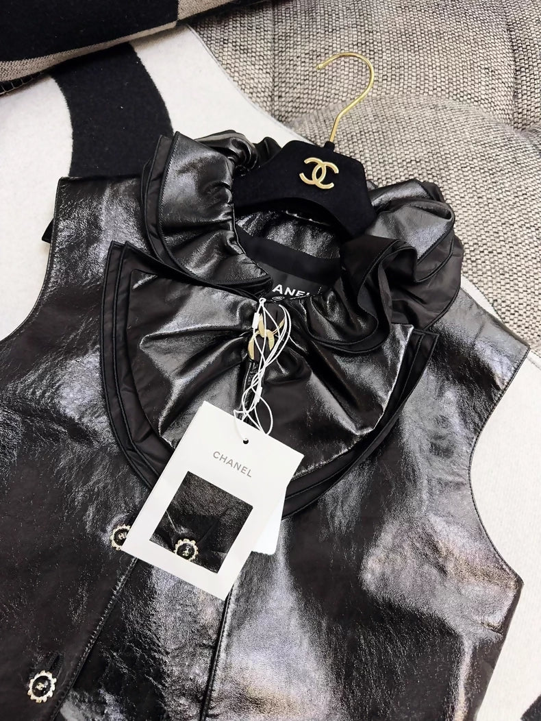 Chanel 25K black leather vest with bow and ruffled collar - Image 2