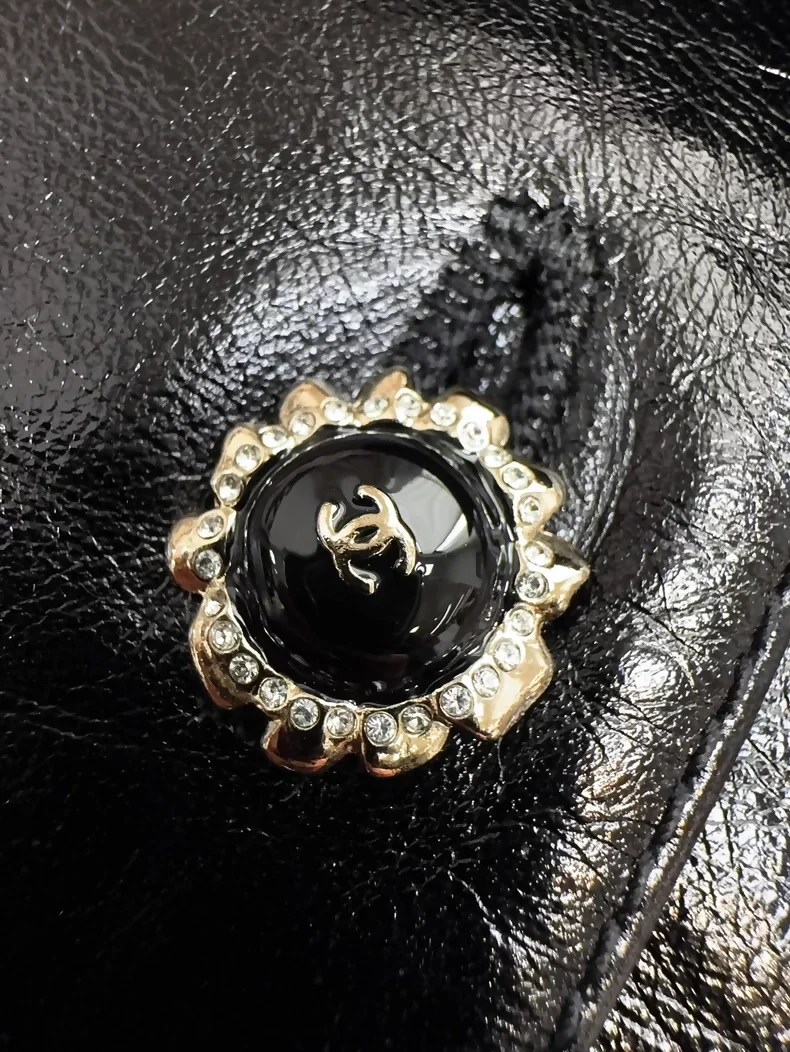 Chanel 25K black leather vest with bow and ruffled collar - Image 3