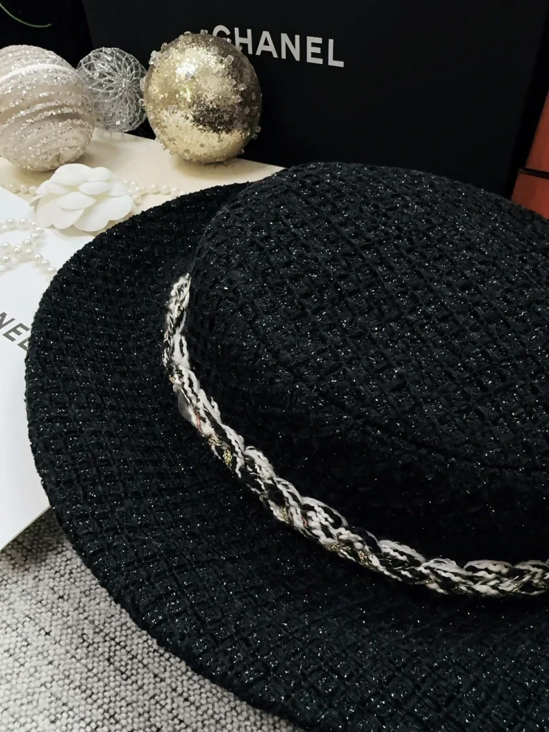 Chanel 25K black tweed hat with gold trim - Image 3