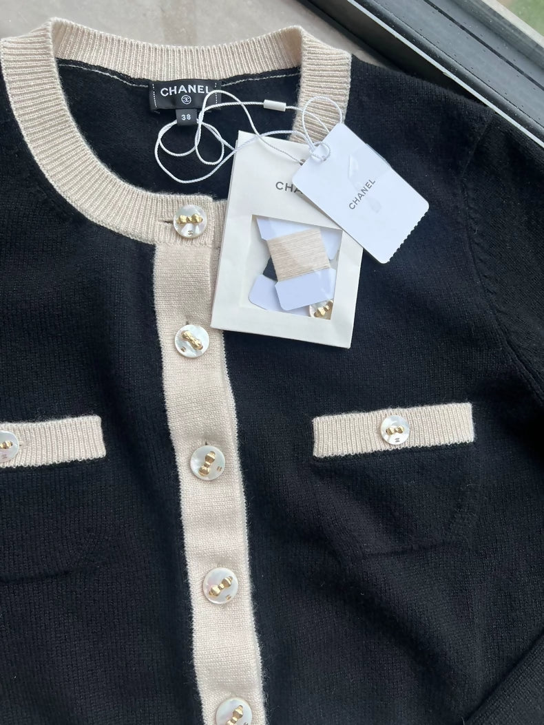 Chanel 25k black/ecru cashmere top - Image 2