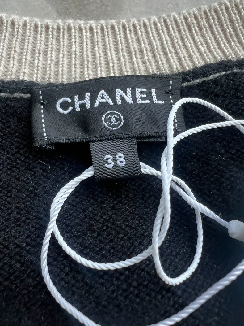 Chanel 25k black/ecru cashmere top - Image 3