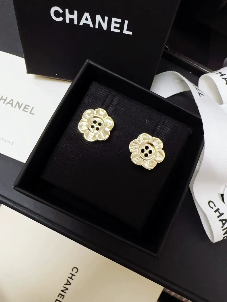 Chanel 25K gold flower button earrings - Image 2