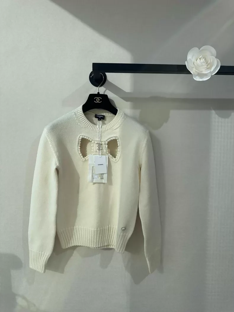 Chanel 25K off-white bow sweater