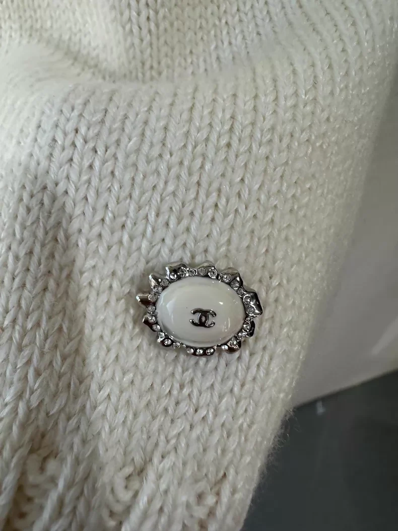 Chanel 25K off-white bow sweater - Image 2
