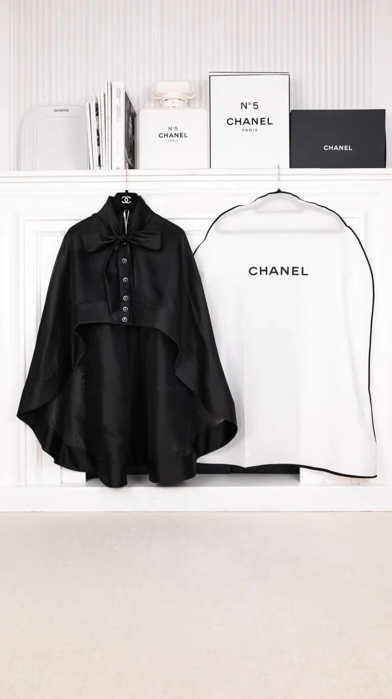 Chanel 25K runway black silk cape with bow - Image 2
