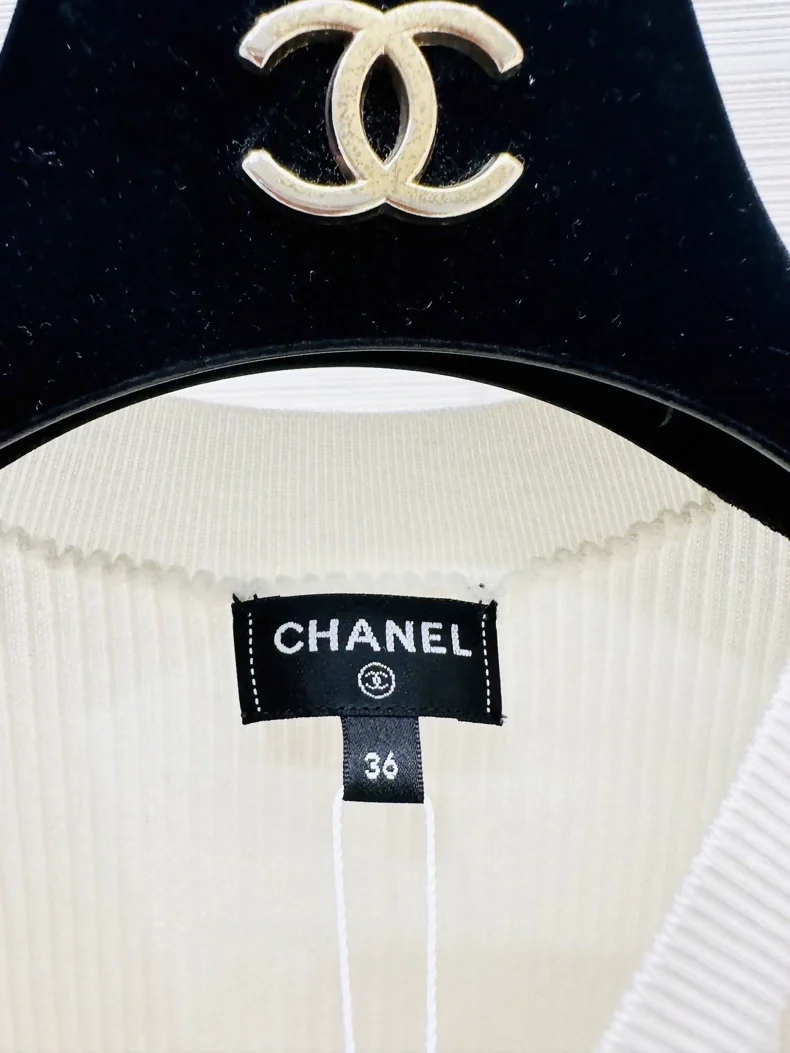 Chanel 25K ecru knit top - Image 2