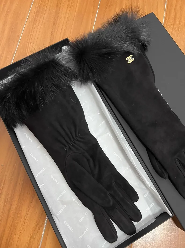 Chanel 25K suede fur gloves - Image 2