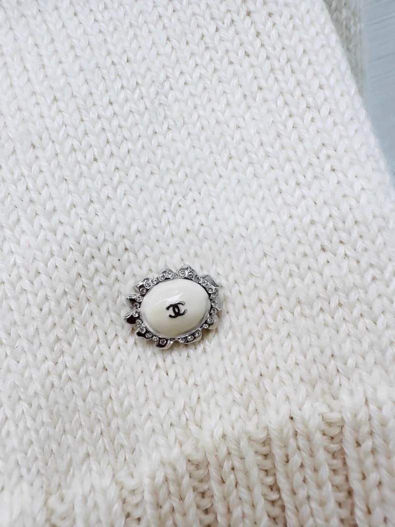 Chanel 25K white bow knit sweater - Image 3