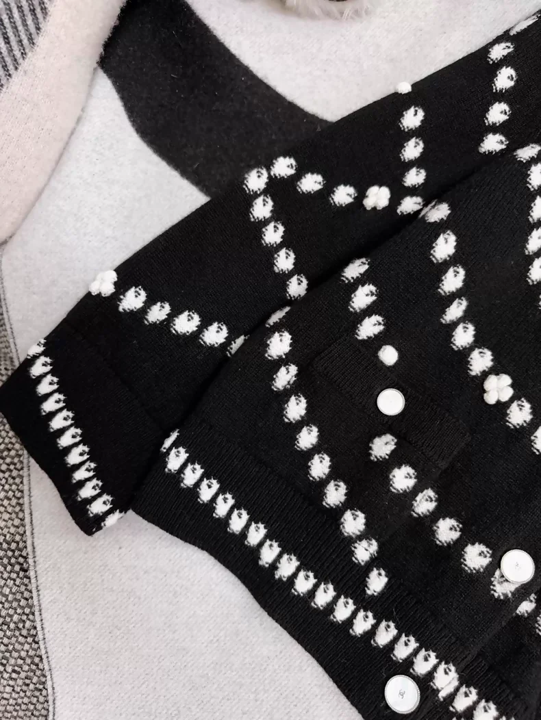 Chanel 25P black and white pearl print cardigan - Image 4