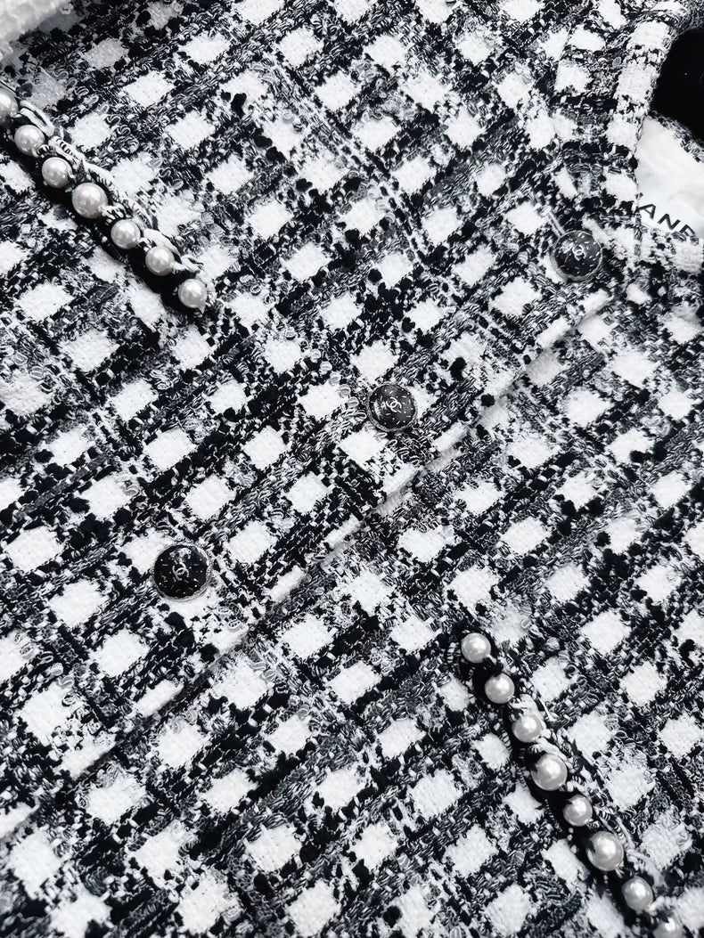 Chanel 25P black and white tweed jacket with pearl stitching - Image 3